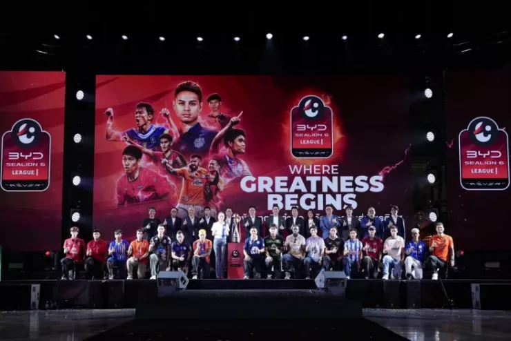 Các hoạt động thương mại đầu mùa của bóng đá Thái Lan rầm rộ khi madam Pang đi rao bán áo để tăng thu nhập.Thai- League 1 mùa 2025-2026 được hãng xe điện Trung Quốc BYD tài trợ. Ảnh:B.P