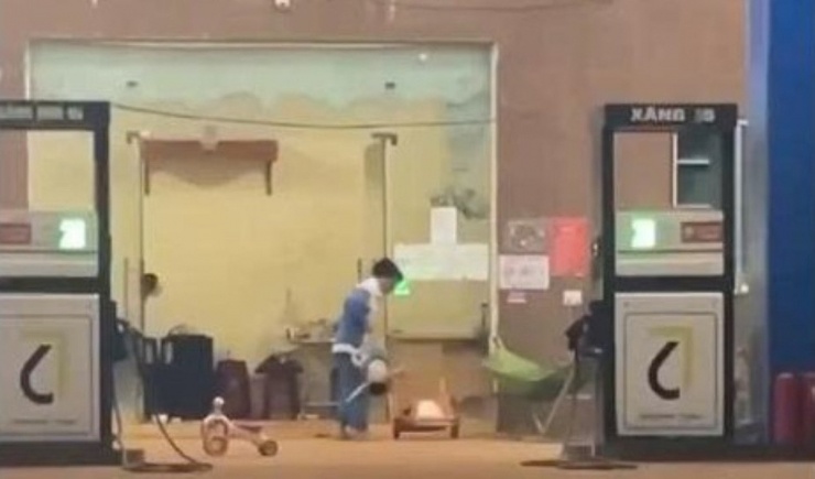 Hình ảnh cháu T. bị bác dâu bạo hành. Ảnh cắt từ clip.