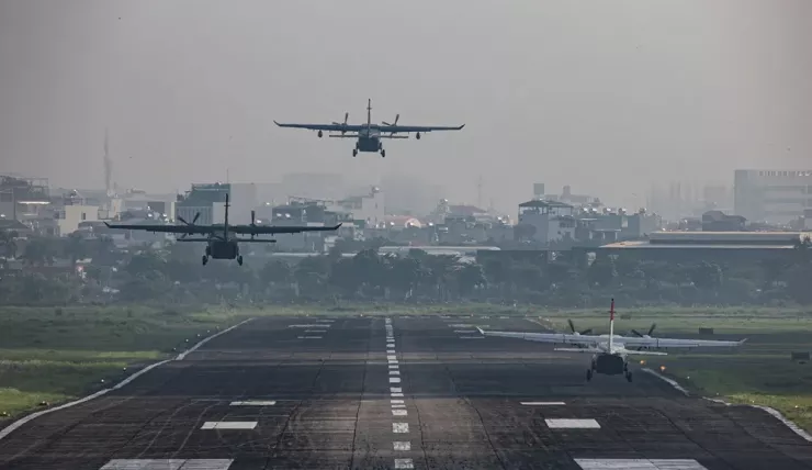 Máy bay cất cánh từ sân bay Gia Lâm. Ảnh: VŨ QUANG ANH