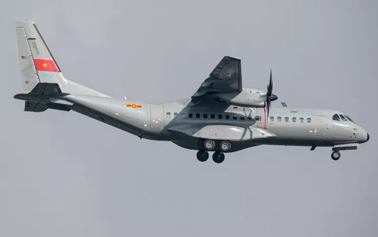 Đội hình bốn chiếc vận tải cơ dẫn đầu là C-295, theo sau là 3 chiếc C-212. Trong ảnh là chiếc C-295 - chiếc vận tải cơ có chiều dài 24,495 m, sải cánh 25,810 m, chiều cao 8,663 m với vận tốc cực đại lên đến 454 km/giờ.