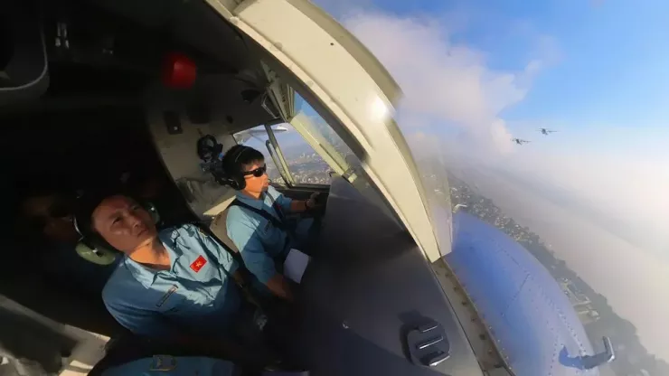 Hình ảnh các phi công trong khoang lái. Ảnh: VŨ QUANG ANH