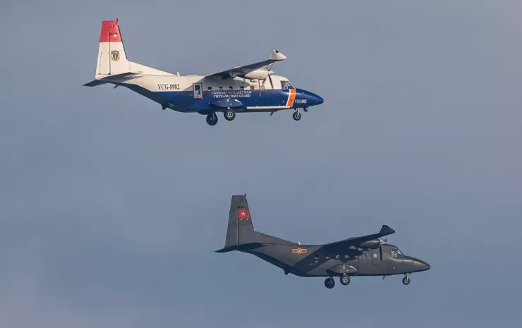 Chiếc máy bay Casa-212 mang số hiệu VCG-8982 là loại máy bay vận tải hạng trung và có thể trang bị vũ khí nhằm tuần tra biên giới, bờ biển. Ảnh: VŨ QUANG ANH