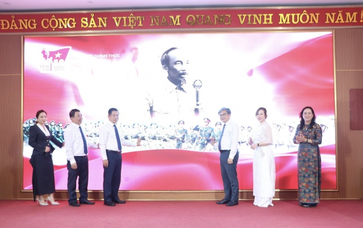 Các đại biểu ấn nút khai trương hệ sinh thái số.