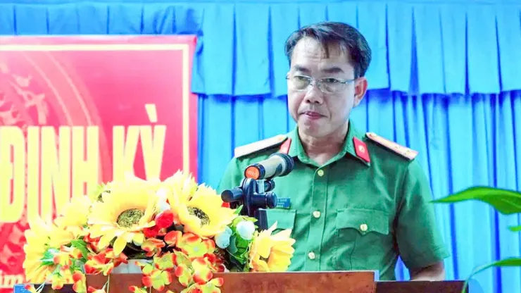 Thượng tá Phan Văn Sang, Trưởng phòng Công tác chính trị Công an tỉnh An Giang thông tin vụ năm cán bộ, chiến sĩ Trại tạm giam Công an tỉnh bị bắt để điều tra tội dùng nhục hình. Ảnh: CTV