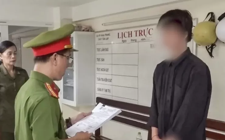 Cảnh sát tống đạt lệnh tạm giữ hình sự đối với Khafizov Artur. Ảnh: TP Cảnh sát tống đạt lệnh tạm giữ hình sự đối với Khafizov Artur. Ảnh: TP