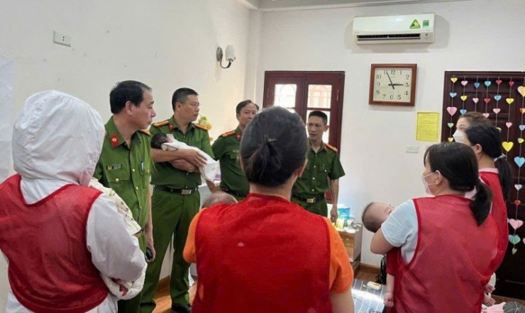 Ban chuyên án giải cứu các cháu bé.