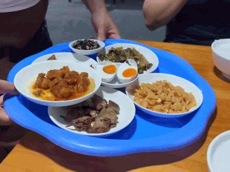 Cháo lạ ở Quảng Ninh ăn kèm cả chục món ngon, bày biện như mâm cỗ