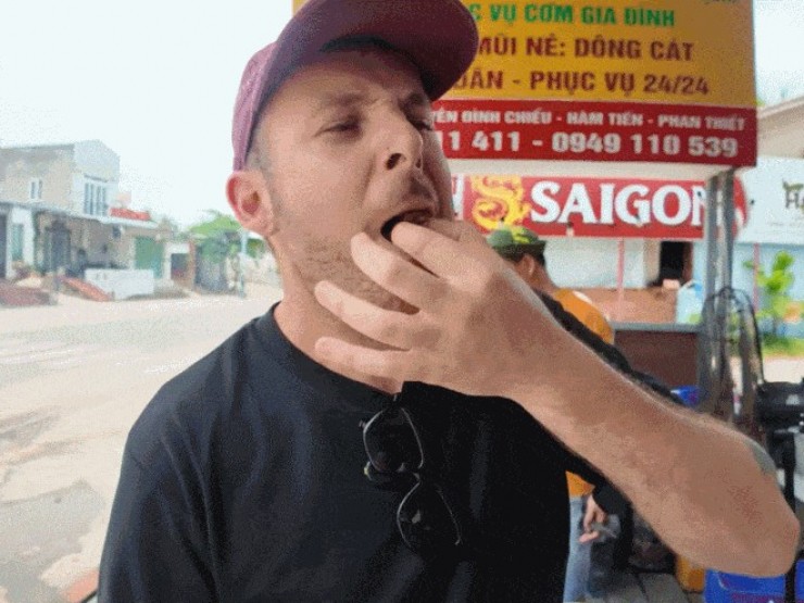 Khách Tây thử đặc sản 4 chân lạ miệng ở Việt Nam, khen thịt dai ngon, ngọt
