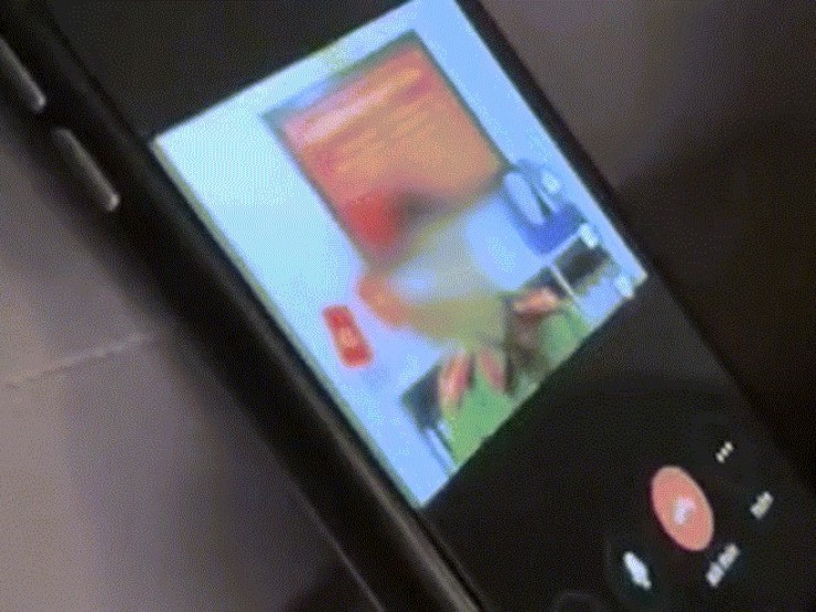 Kẻ giả danh công an lúng túng trước sự thú nhận của cô gái 'tay vịn'