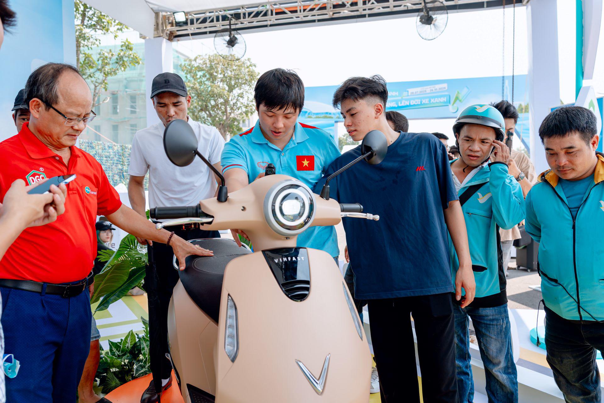 Giá bán hợp lý đi kèm với loạt ưu đãi “lợi chồng lợi” đang là điểm thu hút nhiều khách hàng tới tham gia sự kiện ở các tỉnh, thành phố.