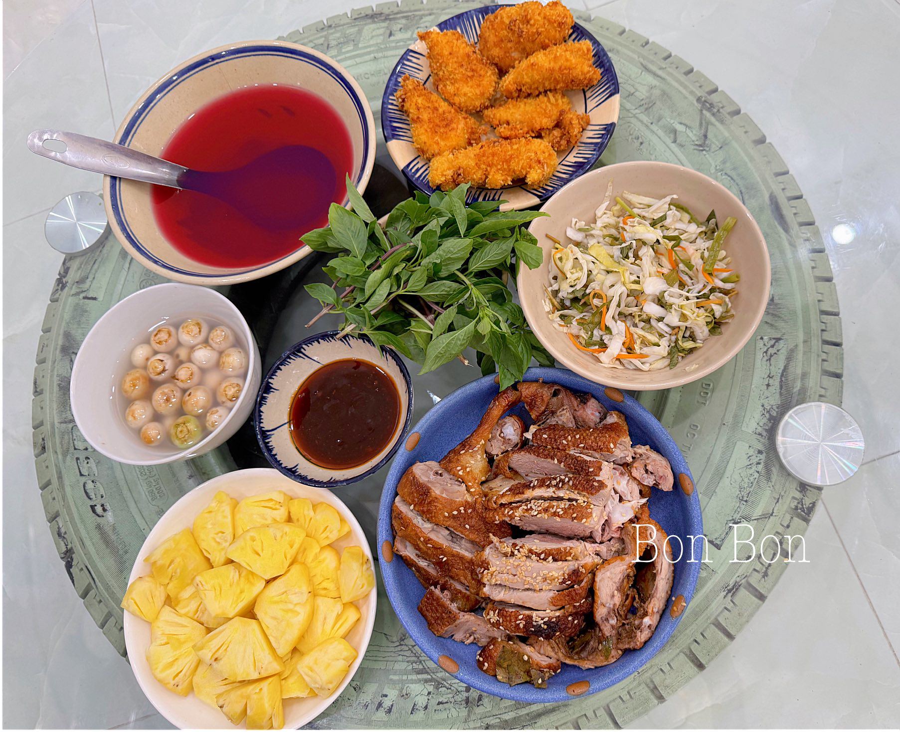 Vịt quay - Dưa bắp cải muối - Gà chiên xù - Rau dền luộc
