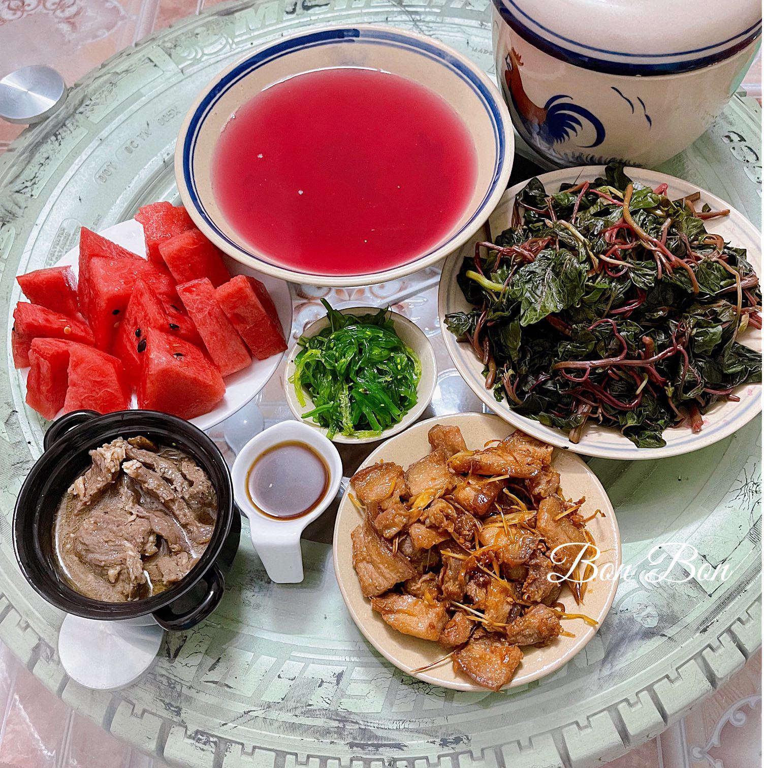 Bò kho - Thịt chiên sả - Rong biển - Dưa hấu