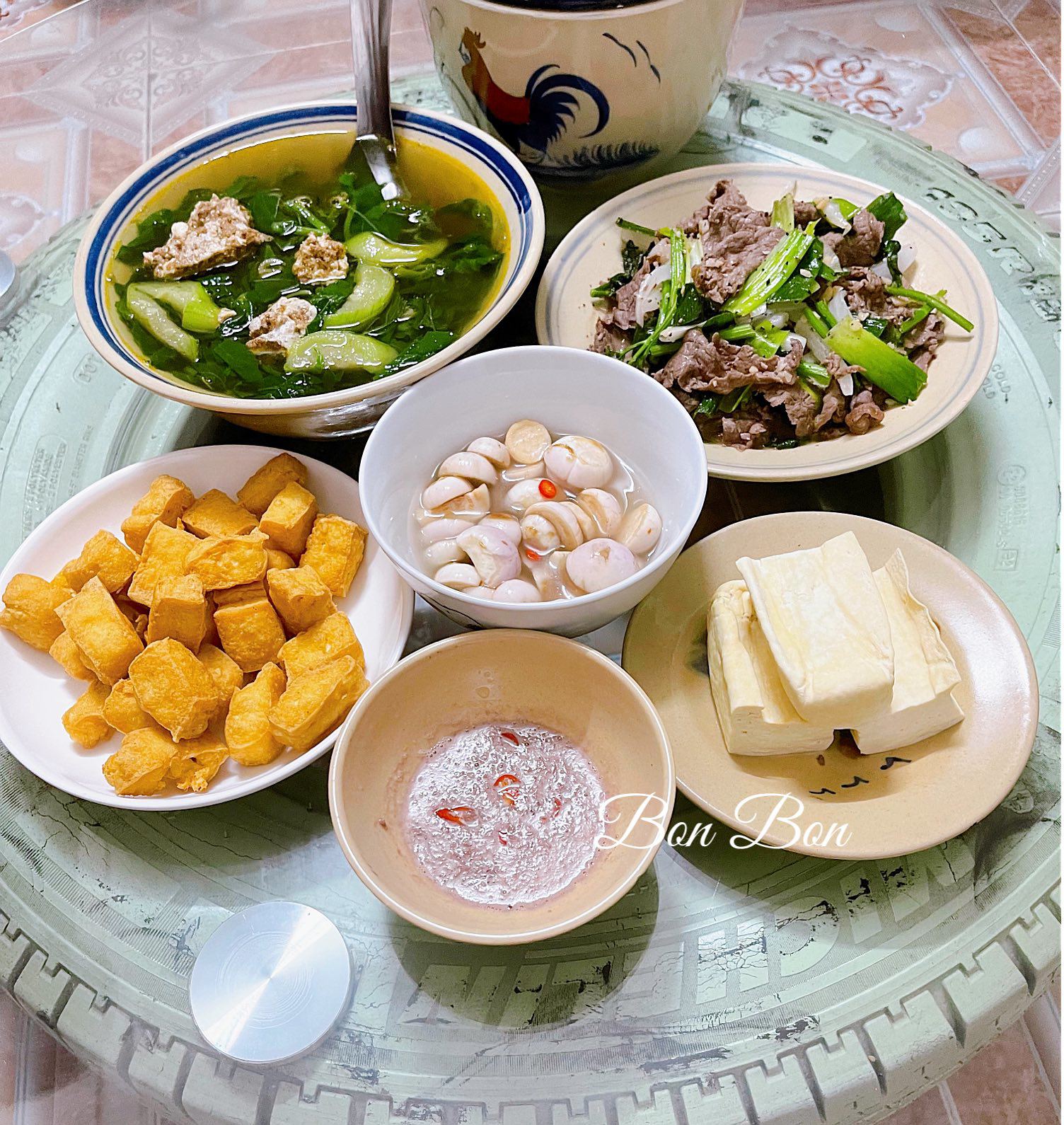 Canh cua rau đay - Đậu rán - Thịt bò xào cần tỏi