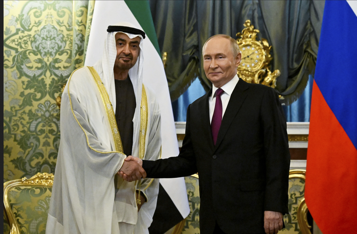Tổng thống Nga Vladimir Putin (phải) và Tổng thống Các Tiểu vương quốc Ả Rập Thống nhất Sheikh Mohammed bin Zayed Al Nahyan tại Moscow - Nga ngày 7-8-2025. Ảnh: AP