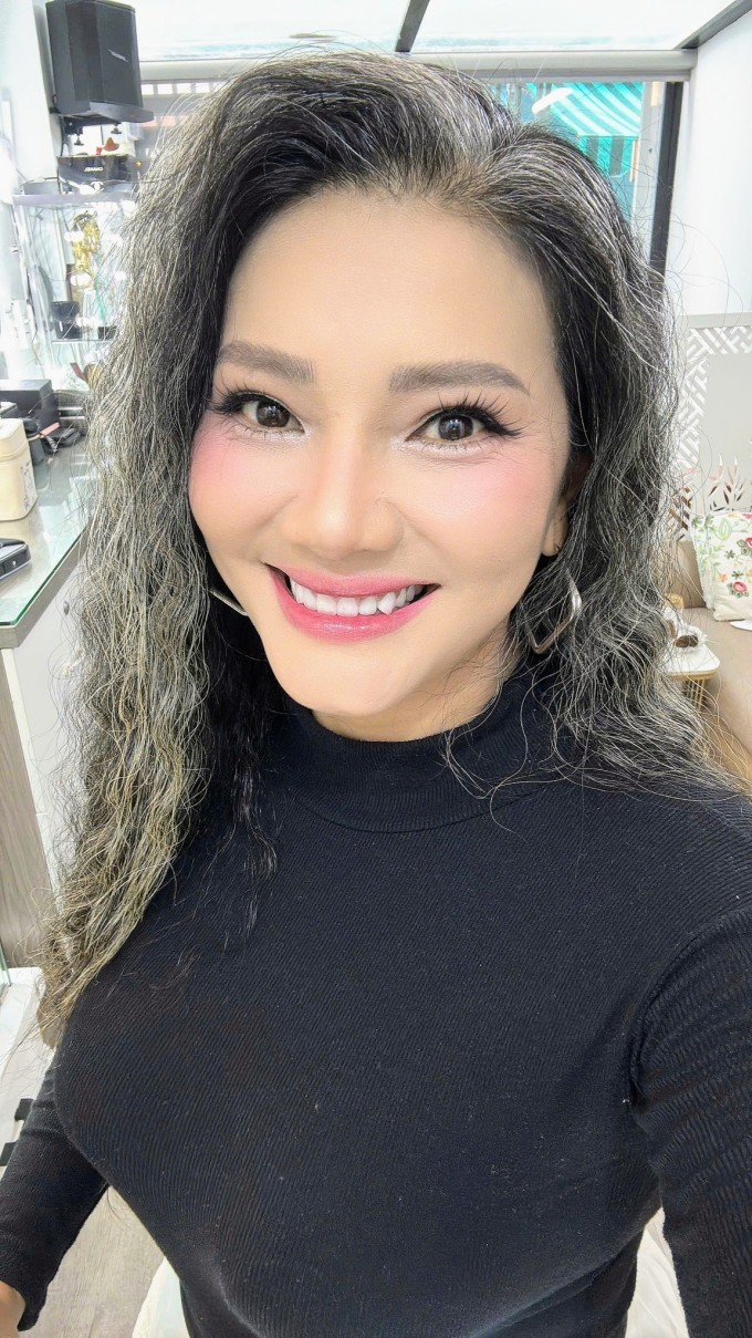 Diễn viên Kiều Trinh tự tin với mái tóc bạc thay vì nhuộm đen, che giấu dấu hiệu tuổi tác.