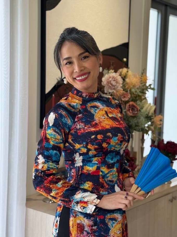 Mỹ nhân 7X tự tin khoe mái tóc muối tiêu từ dịp thường ngày cho đến những dịp dự sự kiện, chụp hình.