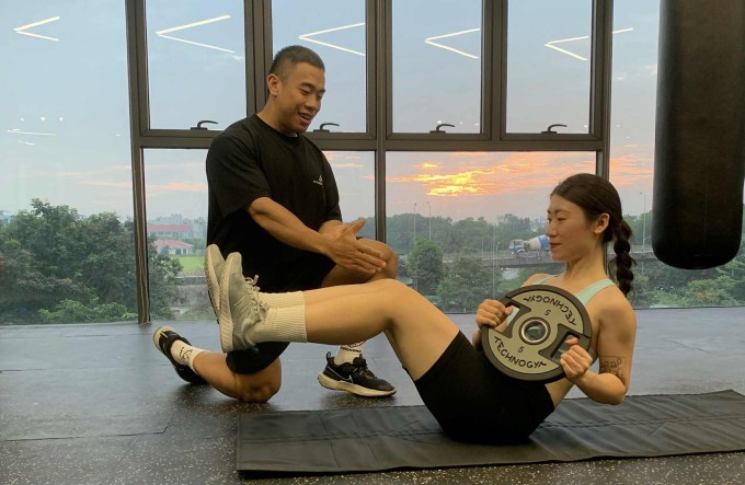 Nên kết hợp cùng tạ sau khi đã nắm vững kỹ thuật với tay không.