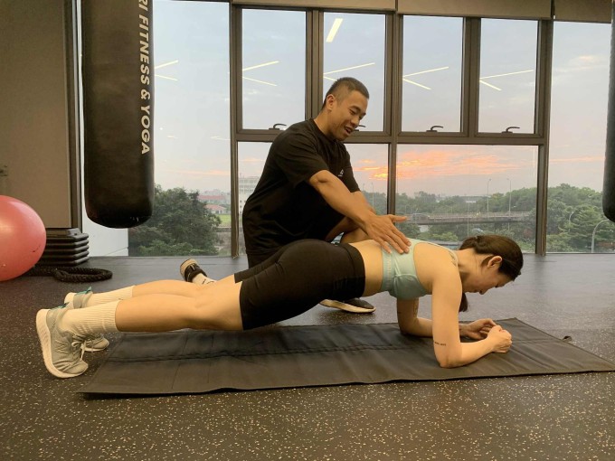 Khi thực hiện plank tránh để cong lưng hoặc võng lưng.