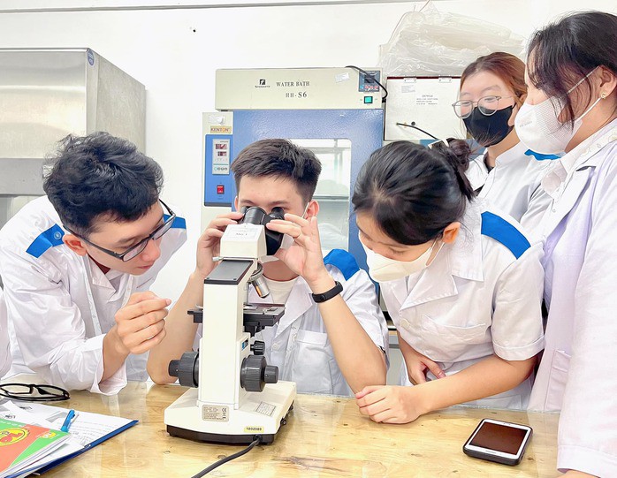 Sinh viên Trường CĐ Đại Việt Sài Gòn trong giờ thực hành