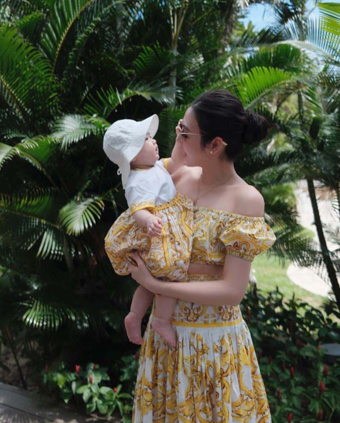 Mẹ con Tú Anh diện đồ đôi đi biển.