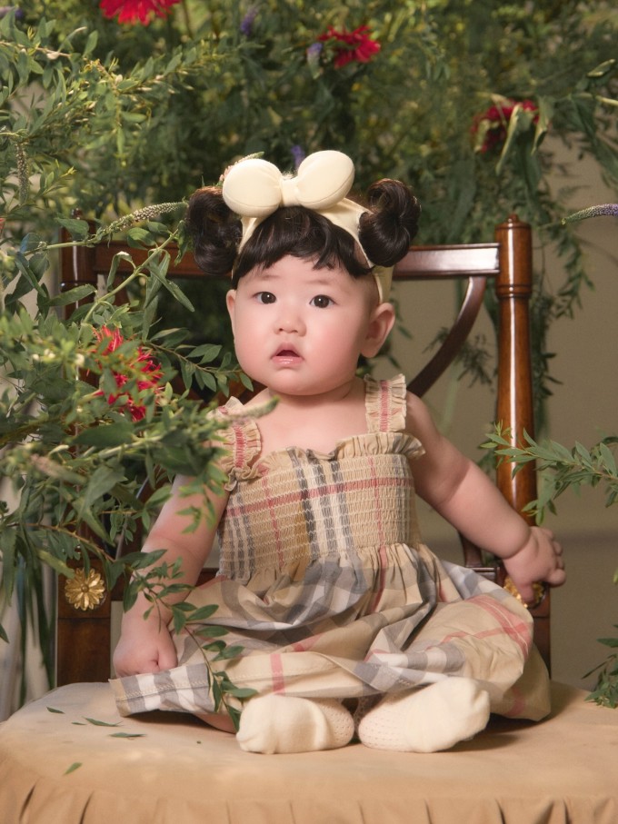 Con gái Tú Anh diện đầm Burberry 10 triệu đồng chụp hình.