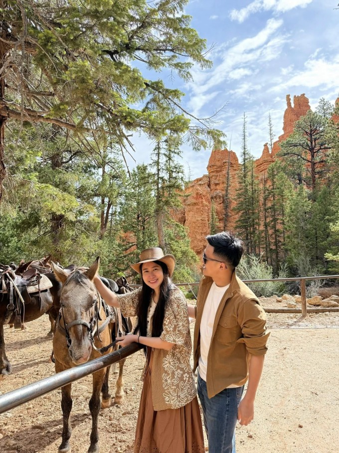 Vợ chồng Quỳnh Hoa - Hoàng Anh chụp ảnh lưu niệm tại bang Utah, Mỹ trong chuyến du lịch hồi tháng 6. Ảnh: NVCC