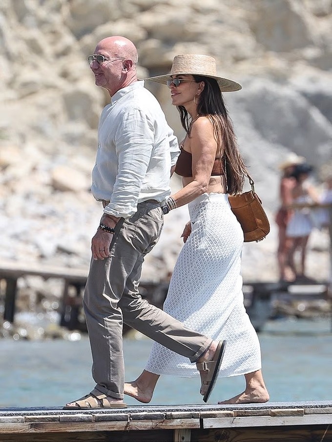 Vợ chồng Jeff Bezos và Lauren Sanchez xuất hiện tươi tắn khi di chuyển từ siêu du thuyền Koru lên bờ để dùng bữa trưa.