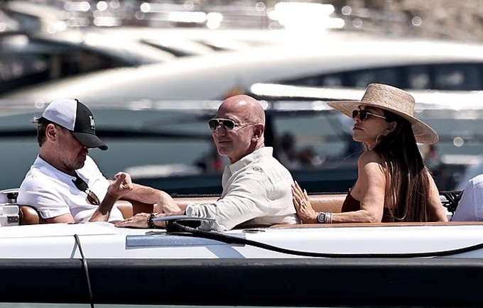 Xuất hiện trên thuyền cùng vợ chồng Bezos còn có tài tử Leonardo DiCaprio và bạn gái, người mẫu Vittoria.