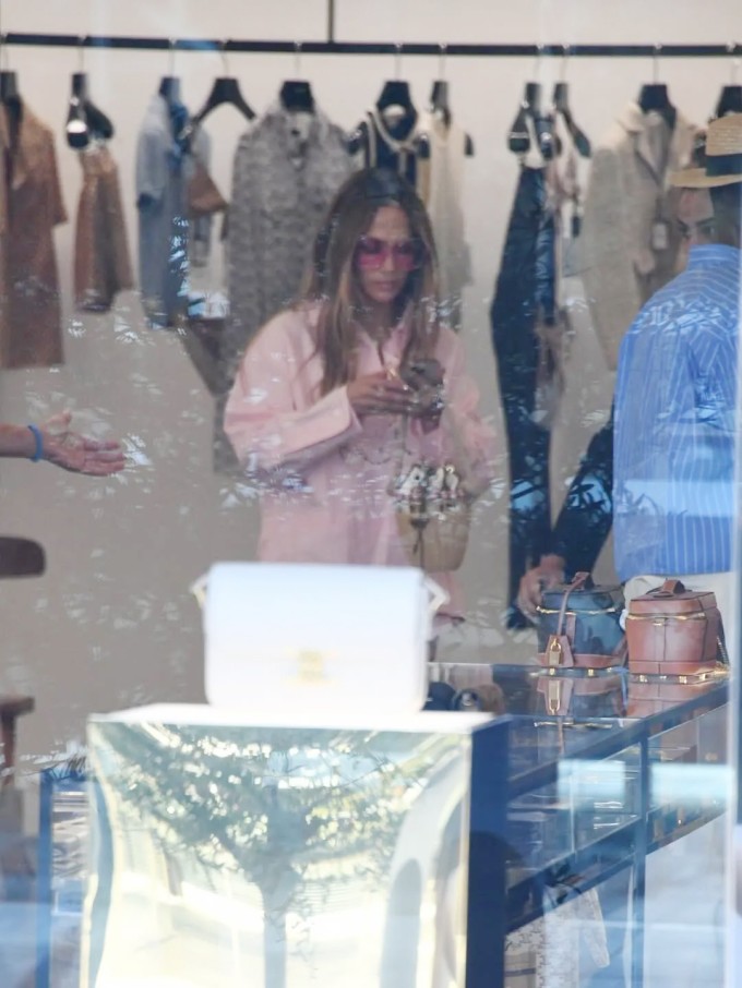 Jennifer Lopez dành ba giờ mua sắm ở cửa hàng Celine và Beymen sau khi bị nhân viên bảo vệ cửa hàng Chanel từ chối. Ảnh: Haberler.com