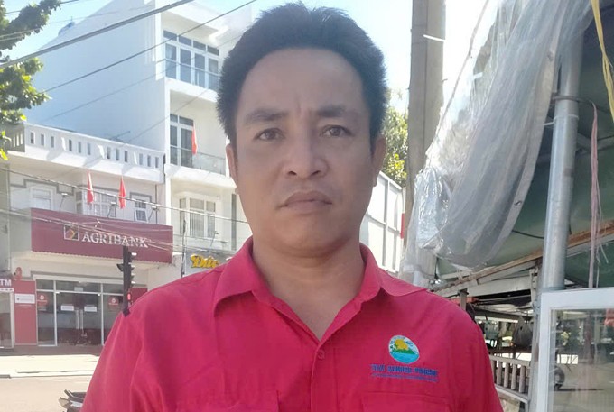 Anh Lê Văn Tí Hon, người cứu bé trai. Ảnh: Hắc Minh