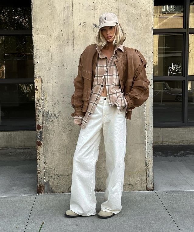 Người mẫu Elsa Hosk chọn đôi màu cát, kết hợp áo khoác da, sơ mi kẻ theo kiểu grunge của thập niên 1990. Ảnh: Instagram Elsa Hosk