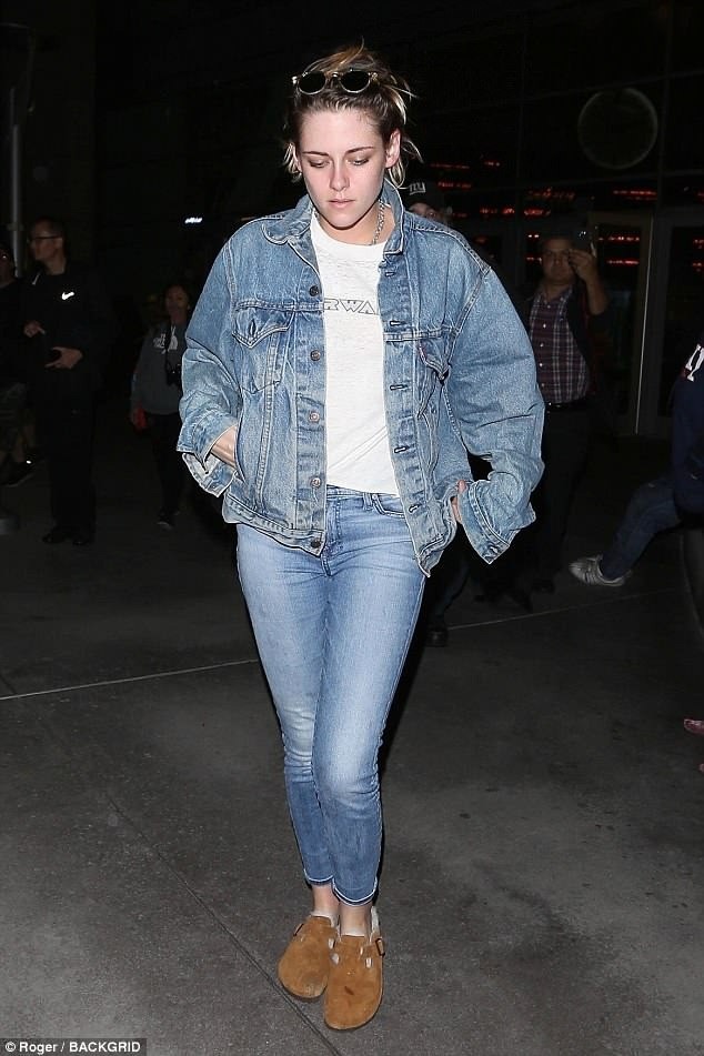 Kristen Stewart cũng theo đuổi xu hướng với một thiết kế màu nâu da bò lót lông nhân tạo. Ảnh: Backgrid