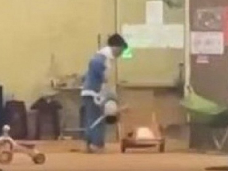 Vì sao mẹ bé 16 tháng tuổi bị bạo hành viết đơn bãi nại cho chị dâu?