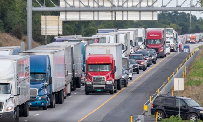 Xe tải, xe container nối đuôi trên một con đường ở hạt Cumberland, bang North Carolina. Ảnh: PennLive