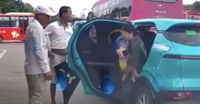 Luật sư phân tích vụ nhóm người chặn taxi, đuổi...