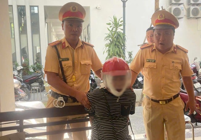 Lực lượng CSGT khống chế thành công đối tượng ngáo đá, đe dọa tài xế grab