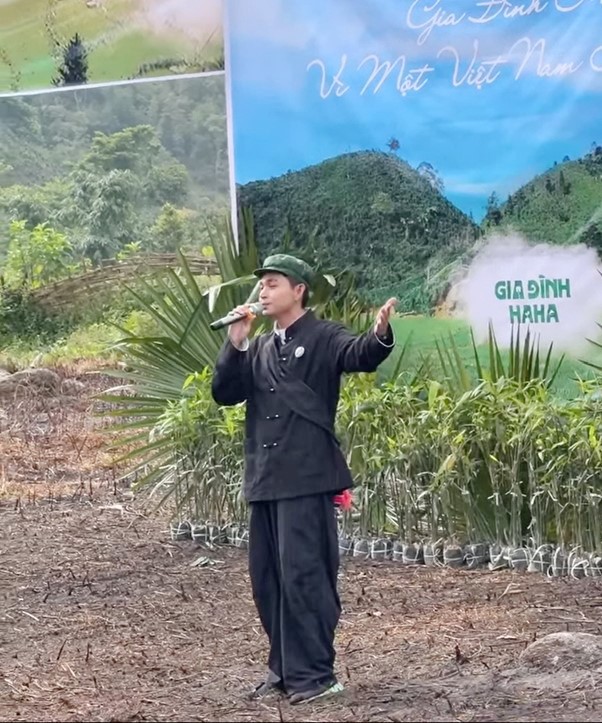 Jun Phạm biểu diễn văn nghệ tại lễ ra quân trồng cây Gia đình Haha - Vì một Việt Nam hạnh phúc - Ảnh: BTC.