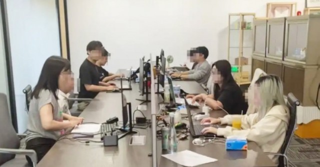 Đi làm công ty, nhân viên phải trả tiền ngược c...