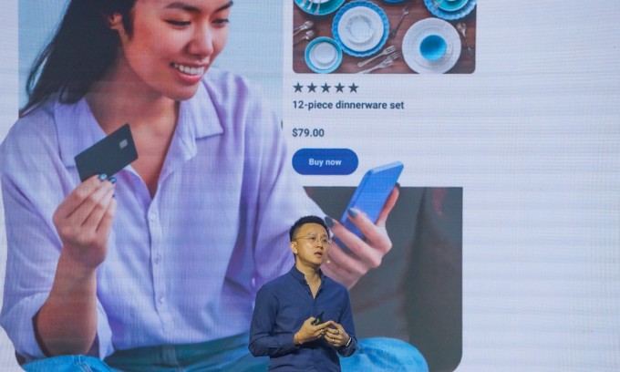 Ông Khôi Lê, Giám đốc quốc gia của Meta tại Việt Nam, giới thiệu tính năng mua sắm và chuyển khoản ngân hàng trong Messenger tại Business Messaging Summit 2025 ngày 7/8. Ảnh: Bảo Lâm