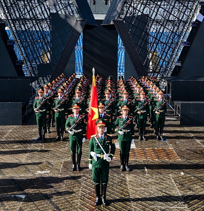 Chương trình sẽ có sự xuất hiện của 68 quân nhân Trường Sĩ quan Lục quân 1, từng đại diện cho Quân đội nhân dân Việt Nam tham gia lễ duyệt binh tại Quảng trường Đỏ (Moscow, Nga)