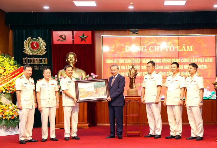 Tổng Bí thư Tô Lâm trao quà lưu niệm tặng Cục Cảnh sát hình sự. Ảnh: Bộ Công an