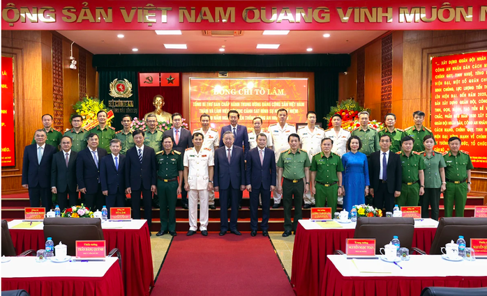 Tổng Bí thư Tô Lâm chụp ảnh cùng các đại biểu. Ảnh: Bộ Công an