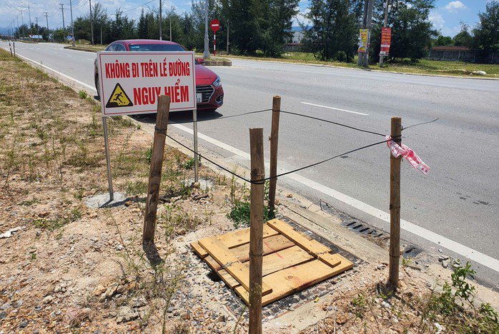 Đường 210 tỉ đồng nhưng phải che chắn hố ga bằng... gỗ và cọc tre (!)
