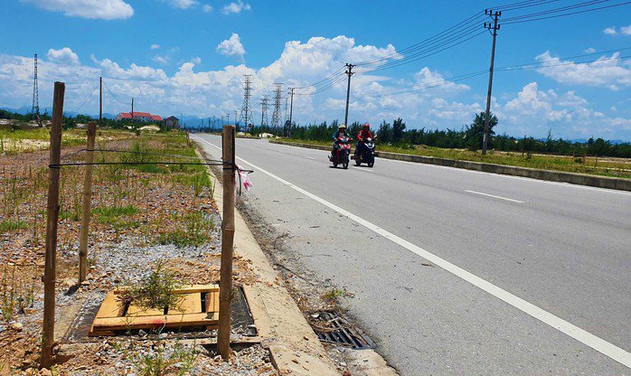 Chuyện lạ ở Quảng Trị: Đường 210 tỉ đồng rào hố ga bằng... cọc tre vì thiếu kinh phí - 2