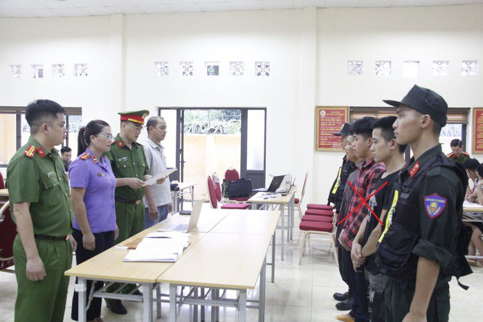 Công an Sơn La đọc lệnh khởi tố những người liên quan. Ảnh: Công an cung cấp