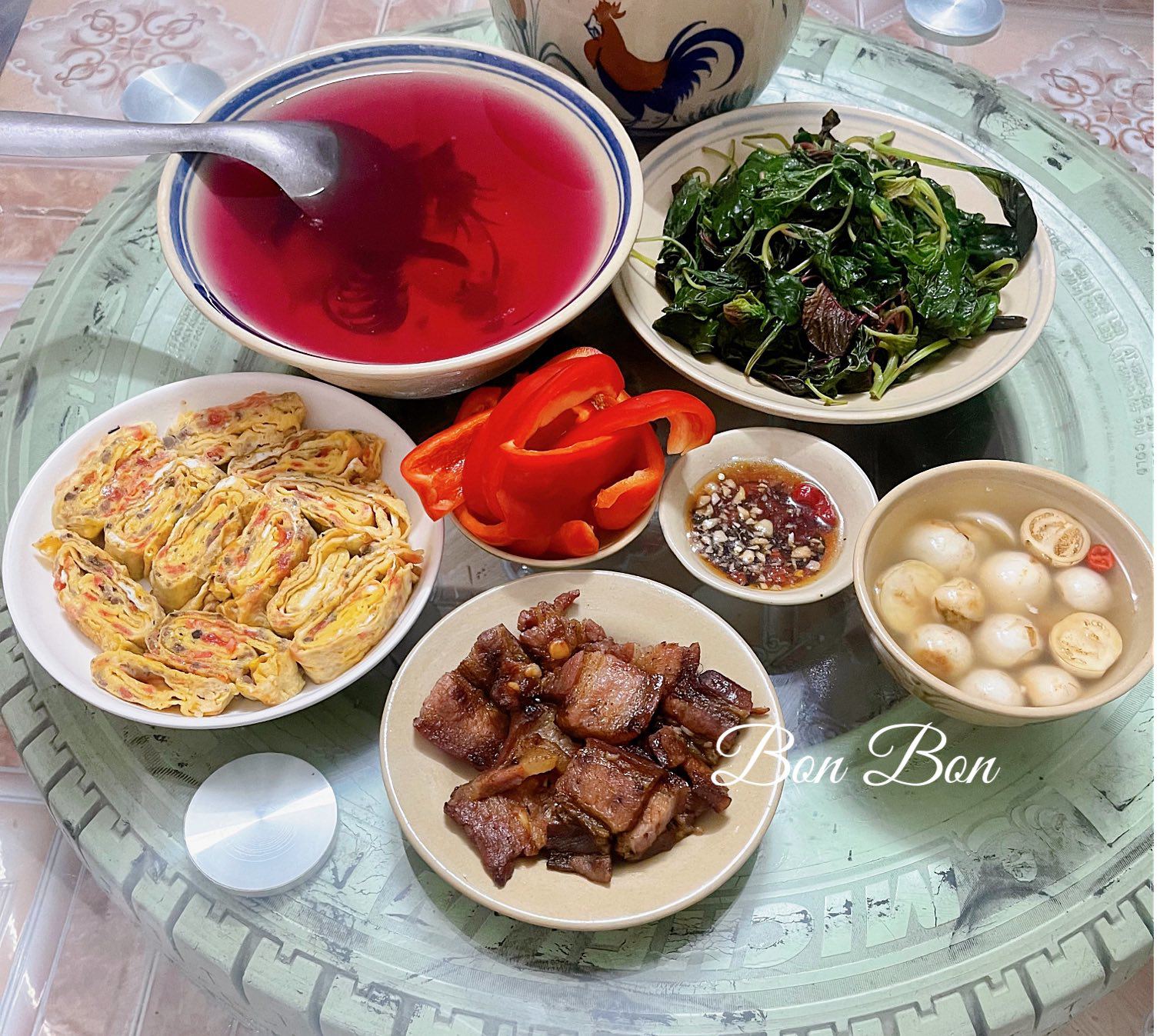 Trứng chiên pa tê - Thịt rang cháy cạnh - Rau dền luộc - Cà muối