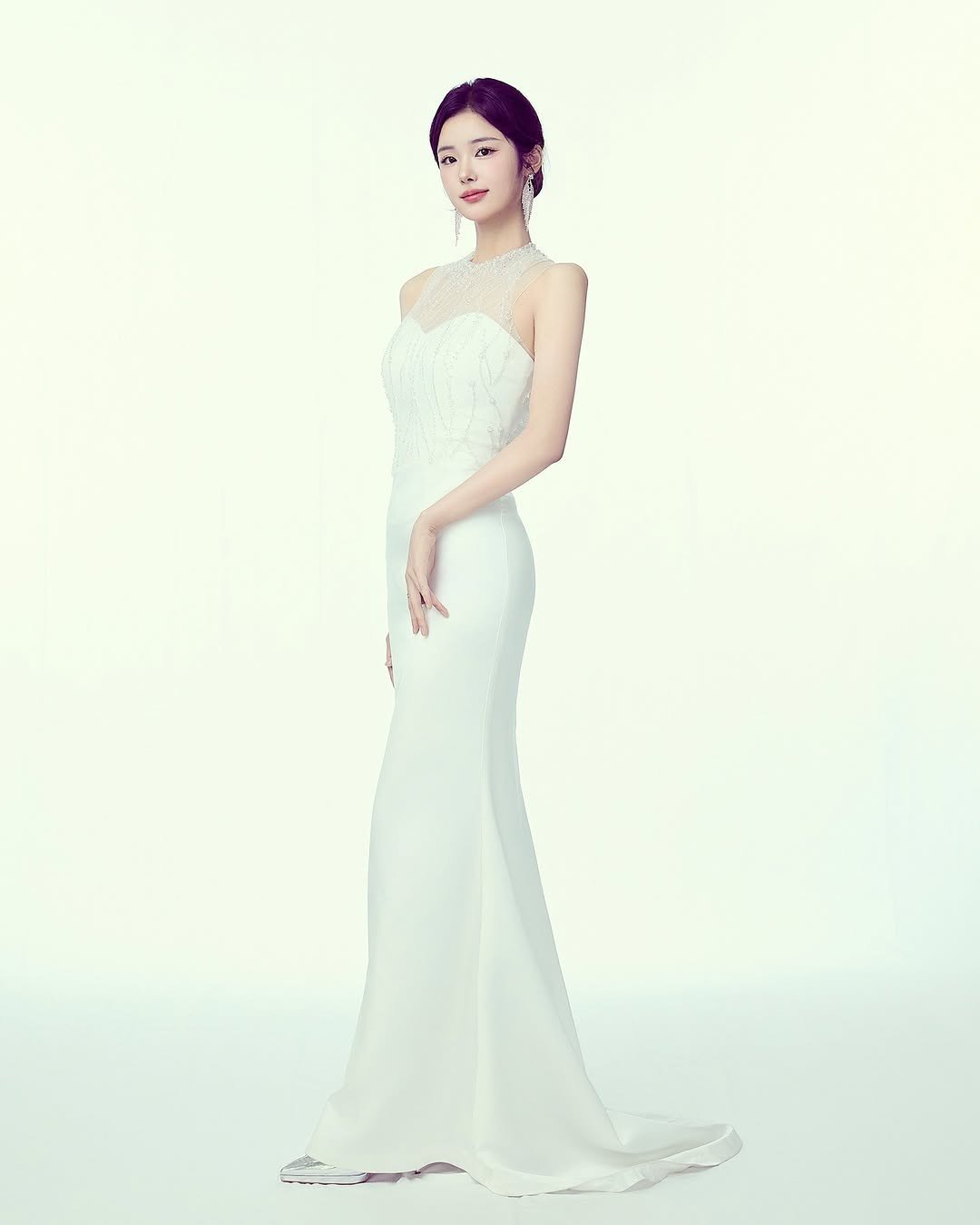Jung Yeon Woo có nhan sắc ngọt ngào, thanh lịch.