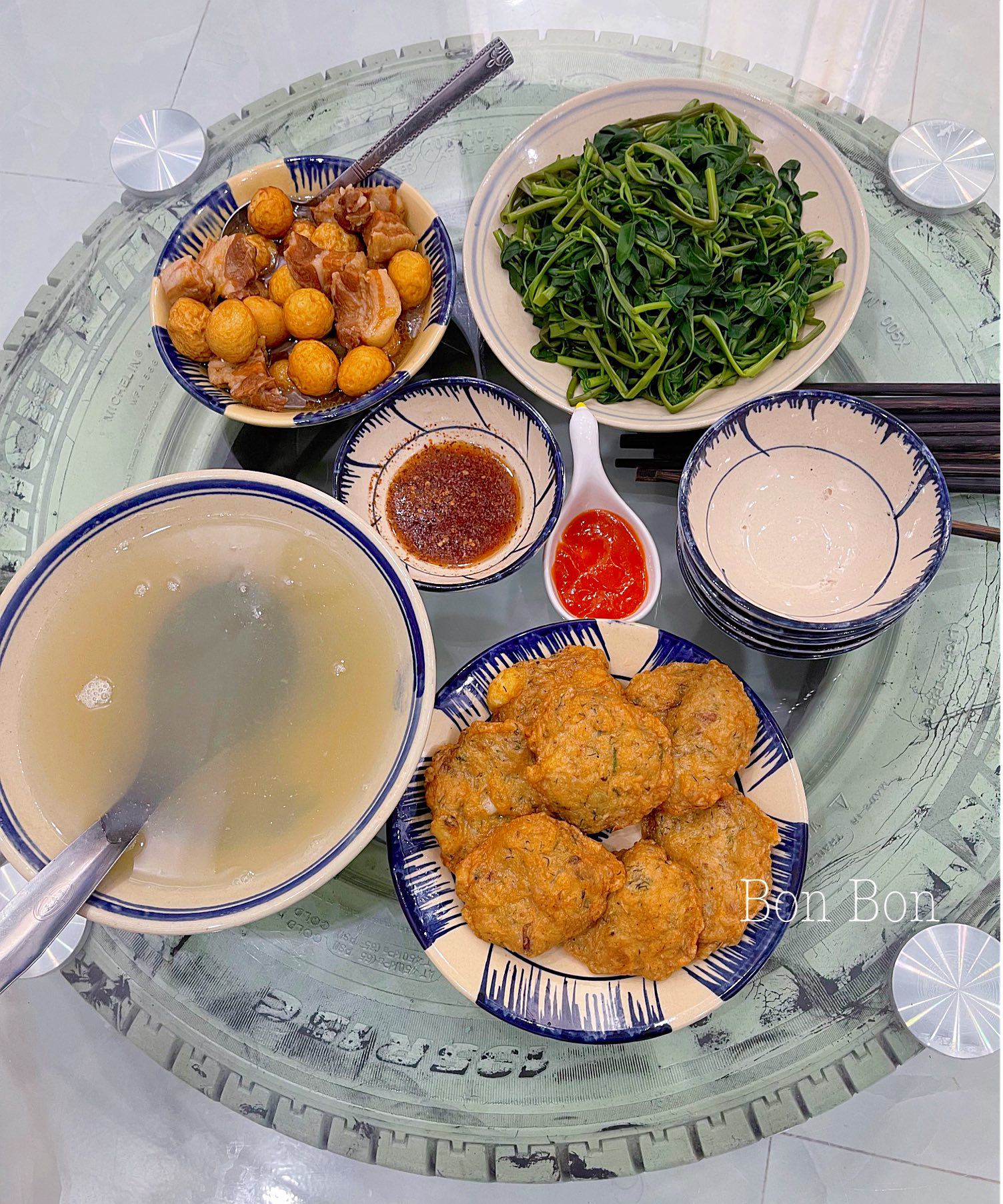 Rau muống xào tỏi - Thịt kho trứng cút - Chả cá