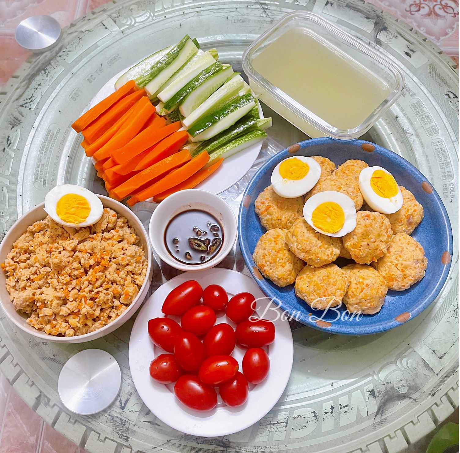 Cà chua bi - Chả ức gà rau củ hấp - Trứng luộc