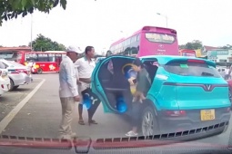 Vụ nhóm người chặn taxi, đuổi phụ nữ bế con khỏi xe: Giám đốc bến xe nói gì?